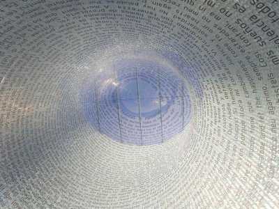 L'interno del monumento dedicato alle vittime dell'attentato: si tratta di un cilindro di vetro alto 11 metri